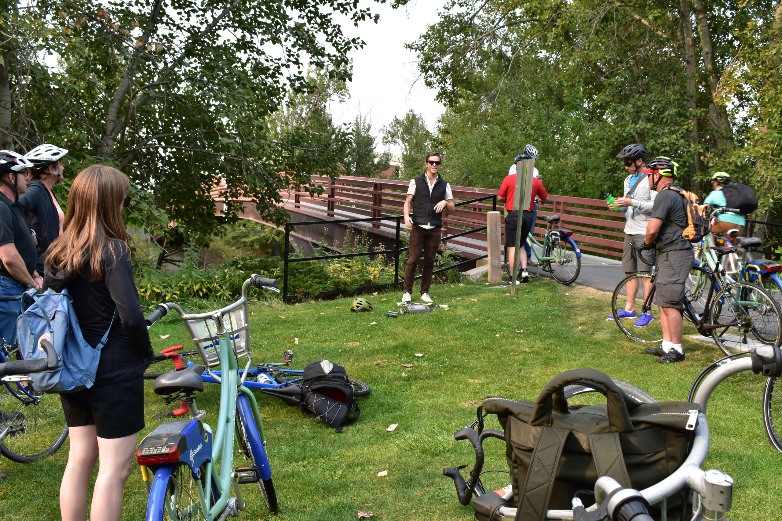 Greenbelt Tour 2018, pedestrians and bicyclists surrounding bridge